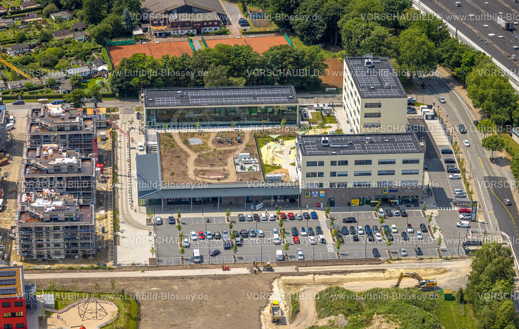 Herne250601808 | Luftbild, Kaiserquartier Herne, Einkaufszentrum und Baustelle mit Neubau einer Wohnanlage und Wohnsiedlung, begrüntes Dach, Baukau, Herne, Ruhrgebiet, Nordrhein-Westfalen, Deutschland