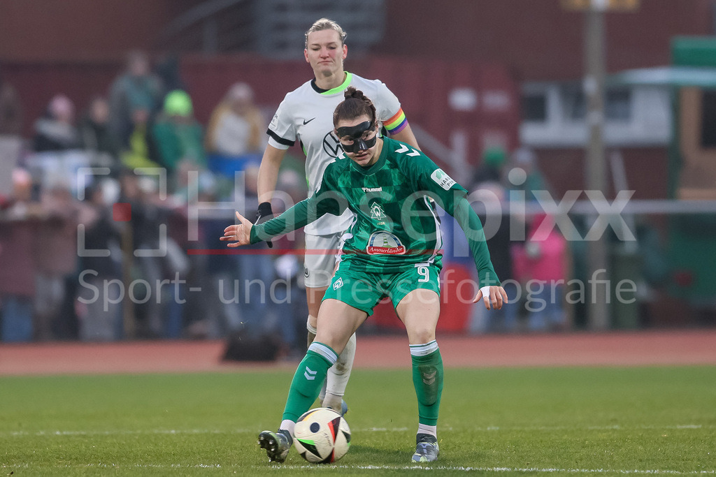Fussball, Google Pixel Frauen-Bundesliga, SV Werder Bremen - VfL Wolfsburg | v.li.: Sophie Weidauer (SV Werder Bremen, 9) am Ball, Einzelbild, Ganzkörper, Aktion, Action, Spielszene, DIE DFB-RICHTLINIEN UNTERSAGEN JEGLICHE NUTZUNG VON FOTOS ALS SEQUENZBILDER UND/ODER VIDEOÄHNLICHE FOTOSTRECKEN. DFB REGULATIONS PROHIBIT ANY USE OF PHOTOGRAPHS AS IMAGE SEQUENCES AND/OR QUASI-VIDEO.