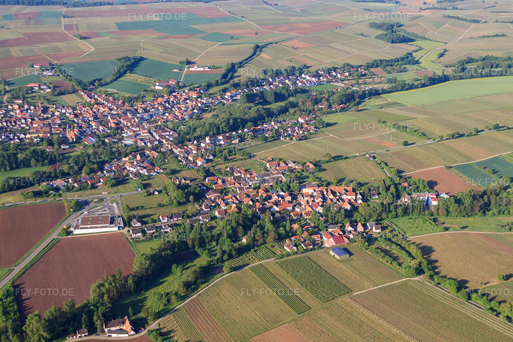 Luftbild: Ortsansicht aus Norden mit Kreutzmühle und EDEKA Paul im Ortsteil Ingenheim in Billigheim-Ingenheim im Bundesland Rheinland-Pfalz in Deutschland. Foto: IMG_64749.jpg vom 04.05.2014 durch Werner Riehm/FLY-FOTO.deAuflösung des Originals: 4752 x 3168 px