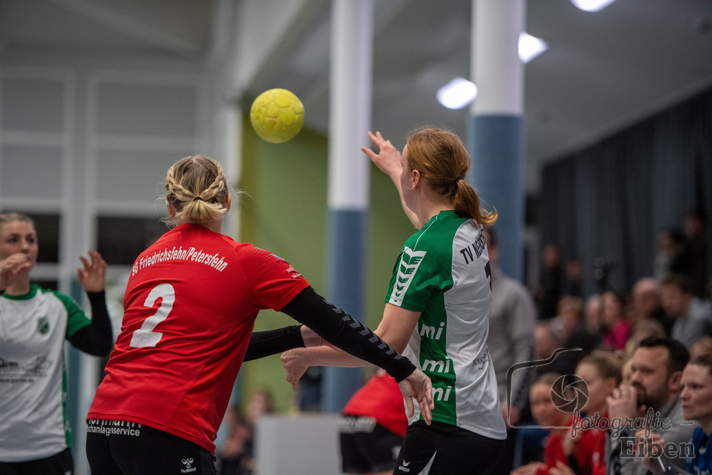 SG FriPe-TV Neerstedt | Oberliga Frauen; SG FriPe (rot)-TV Neerstedt (weiß) am 04.02.2023; in Petersfehn (Sporthalle Im Schulpacken), Photo: Philip Eiben 2023 - Realisiert mit Pictrs.com