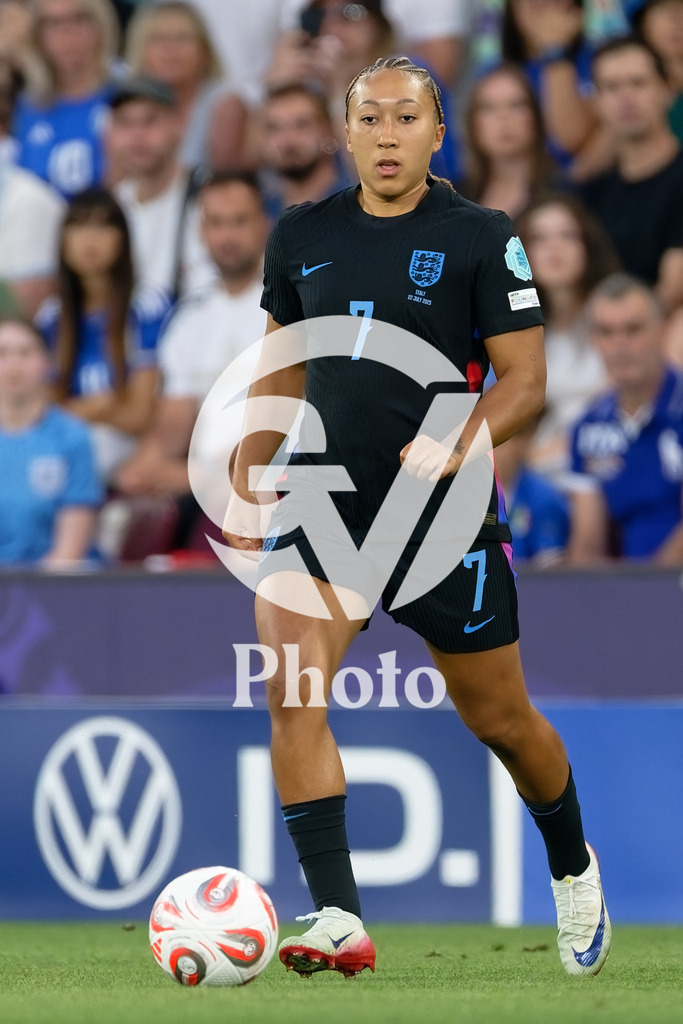 England v Italy - UEFA Women's EURO 2025 Semi-Final | GENEVA, SWITZERLAND - JULY 22:  Lauren James of England controls the ball  during the UEFA Women's EURO 2025 Semi-Final match between England and Italy at Stade de Geneve on July 22, 2025 in Geneva, Switzerland. (Photo by Giuseppe Velletri/Sports Press Photo/Getty Images)