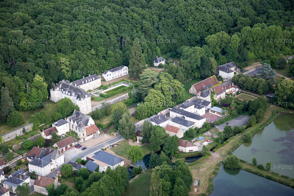 Aerial view: View of the town in Saint-Ouen-les-Vignes in the state Indre et Loire, France. – Photo: IMG_082299.jpg taken on 06/20/2015 by Werner Riehm/FLY-FOTO.com – Resolution of the original: 5472 x 3648 px