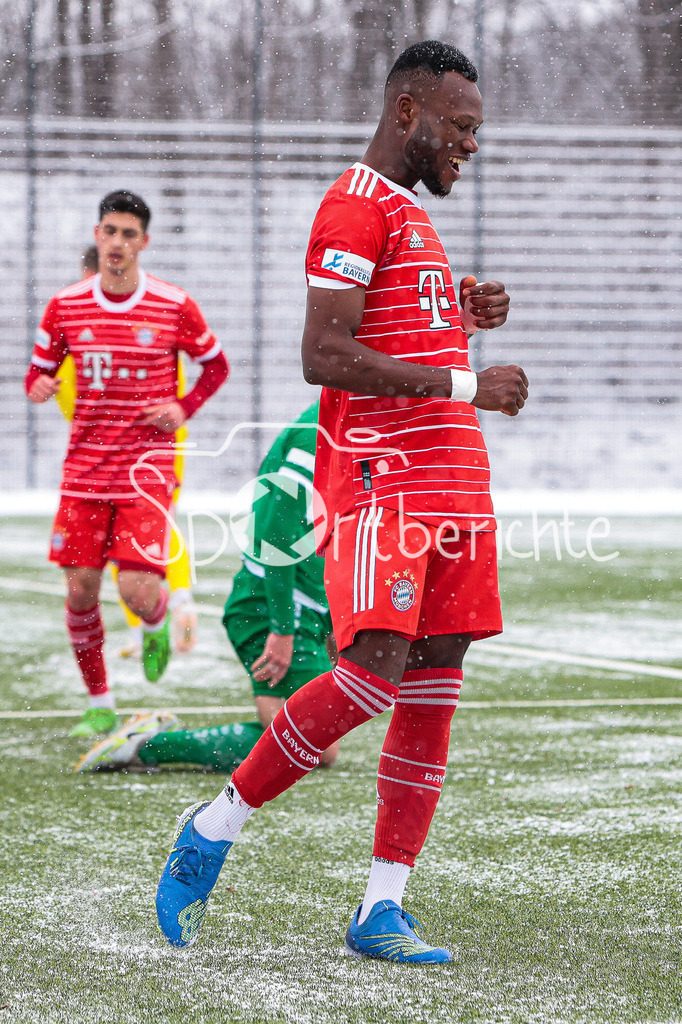 FC Bayern Amateure - VfB Eichstätt | Jubel der Bayern nach dem Treffer zum 1-0 durch Desire Segbe AZANKPO (FCB #34)