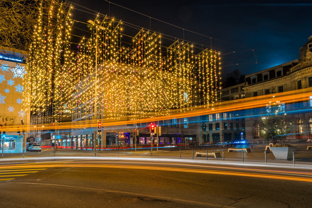 Postplatz Zug im Advent | Einer der verkehrsreichsten Plätze in der Stadt Zug mit Lichtspuren schon wieder hübsch. - Realisiert mit Pictrs.com