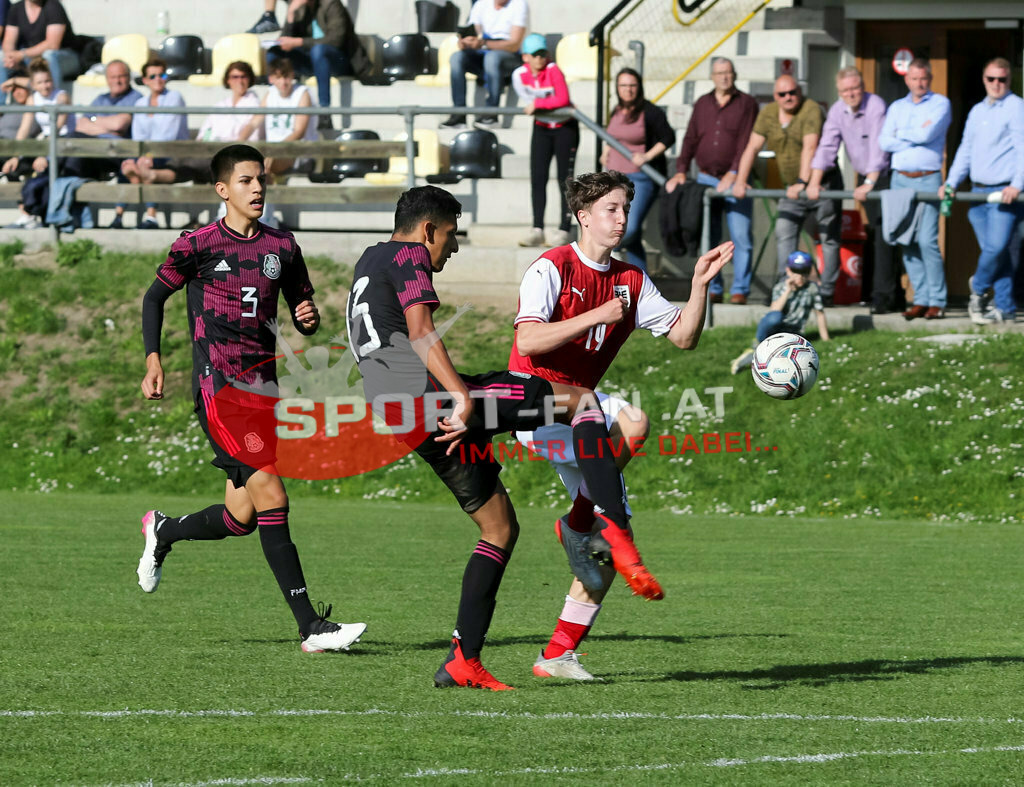 AUSTRIA U15 - MEXICO U15 | Cristobal Aviles (Mexico #3) Jared Napoles (Mexico #13) FLORIAN SUSCHITZ (Austria #19) ; AUSTRIA U15 - MEXICO U15 am 29.04.2022 in Arnoldstein
(Sportplatz), AUSTRIA, (Photo by Ernst Krawagner sport-fan.at) - Realisiert mit Pictrs.com