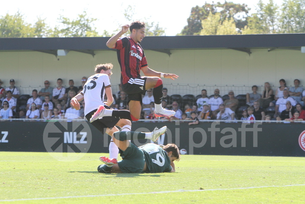 260808_MP_Eintr_Hull_City_08-08-2026_0698 | Fares Chaibi (8) vs Torhüter Konstantinos Tzolakis (19) - Realisiert mit Pictrs.com