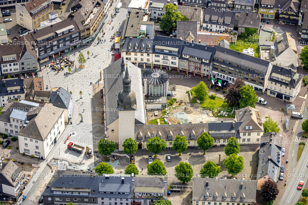 Meschede220600941 | Luftbild, Kath. Pfarrkirche St. Walburga und Sanierung Jugendheim St. Walburga, Stiftsplatz Umbau Baustelle, Meschede-Stadt, Meschede, Sauerland, Nordrhein-Westfalen, Deutschland