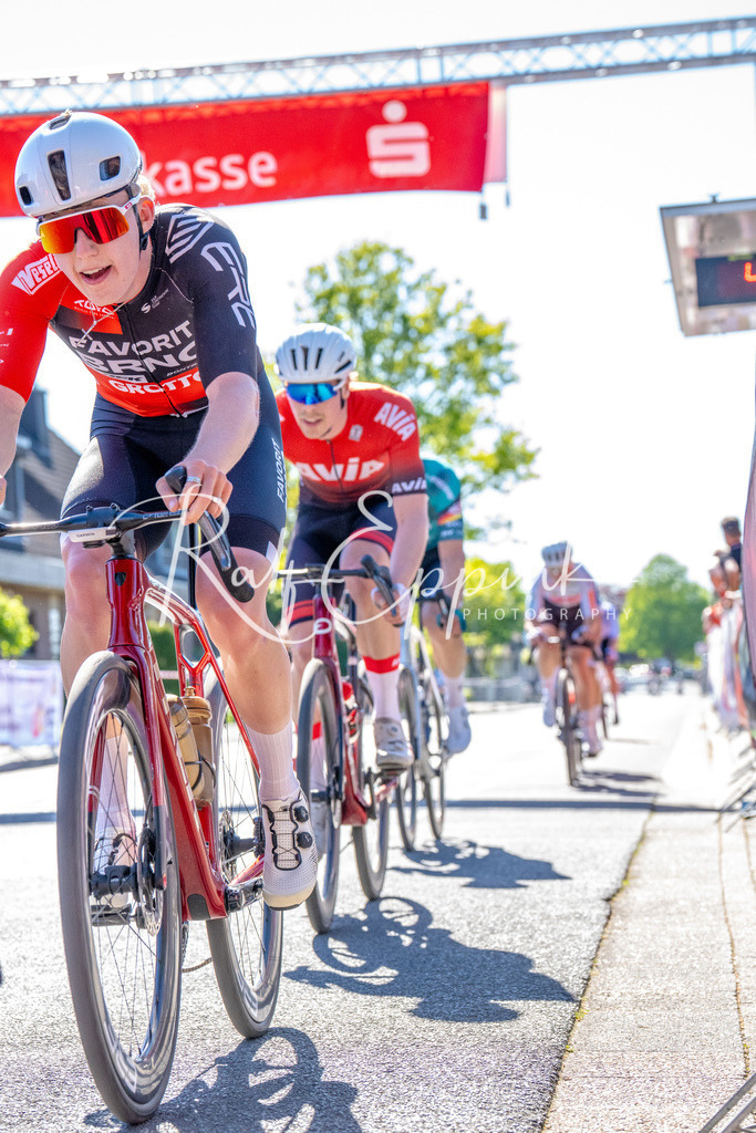 Spurt in den Mai 2026 - Großer Preis der Sparkasse Neuss | Annual one-day road cycling race "Großer Preis der Sparkasse Neuss" held in Büttgen, Germany, organized by VfR Büttgen 1912 e.V. The event features multiple races across all age categories from U11 youth to Elite men. - Realisiert mit Pictrs.com