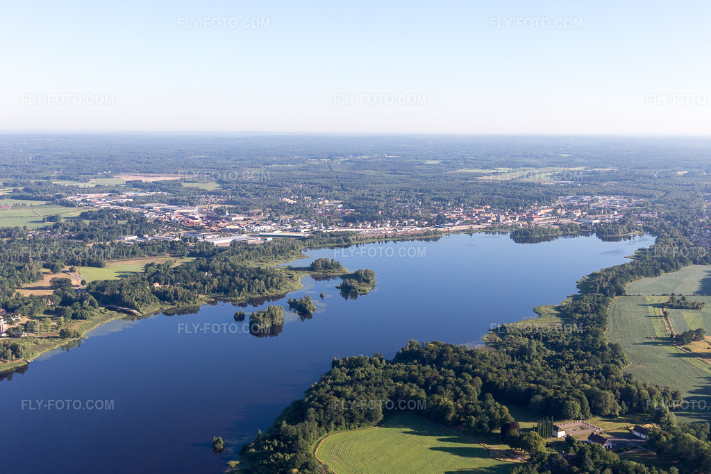 Aerial view: View of the town in Benestad in the state Kronoberg, Sweden. – Photo: IMG_108107.jpg taken on 06/28/2018 by Werner Riehm/FLY-FOTO.com – Resolution of the original: 5472 x 3648 px
