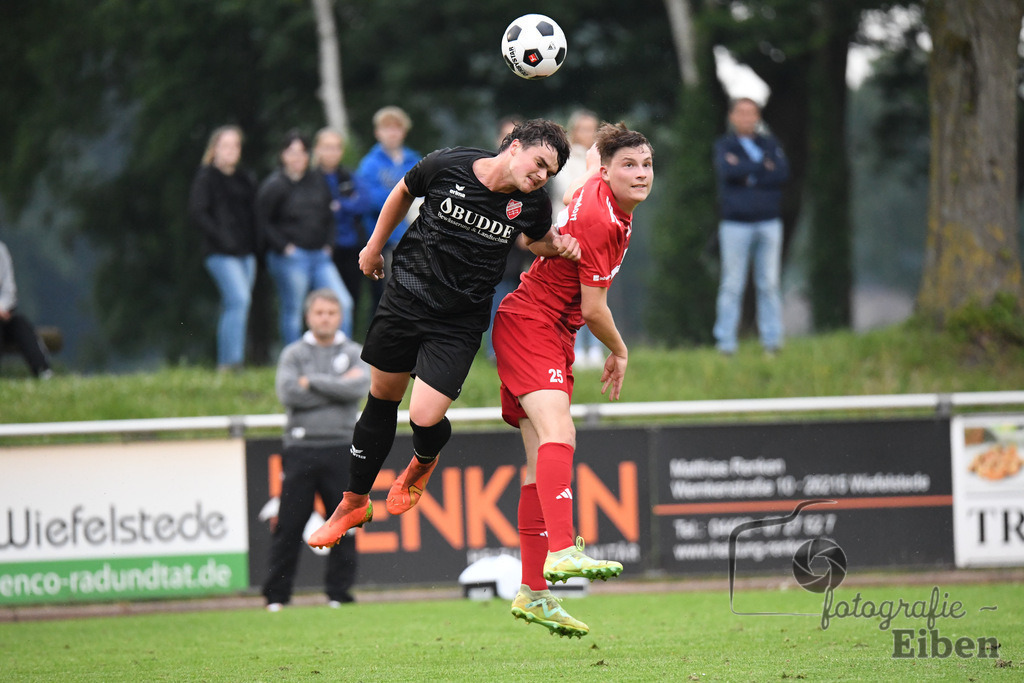 SVE Wiefelstede-TV Metjendorf | Herren Kreisliga; SVE Wiefelstede (schwarz)-TV Metjendorf (rot) am 31.05.2024; in Wiefelstede (Am Breeden), Photo: Philip Eiben 2024 - Realisiert mit Pictrs.com