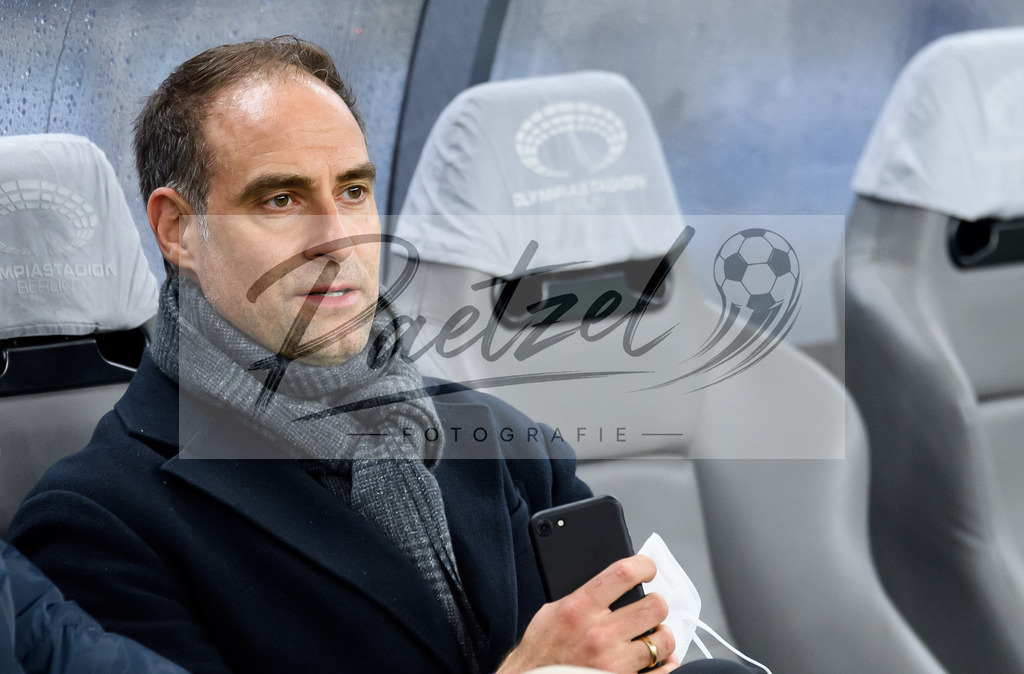 BSCRBL20220220_005 | Fussball, Herren: Geschaeftsfuehrer Oliver Mintzlaff (RB Leipzig) schaut bei dem Spiel der 1. Bundesliga zwischen Hertha BSC und RB Leipzig im Olypiastadion am 20.02.2022 in Berlin, Deutschland.DFB / DFL REGULATIONS PROHIBIT ANY USE OF PHOTOGRAPHS AS IMAGE SEQUENCES AND/OR QUASI-VIDEO. - Realisiert mit Pictrs.com