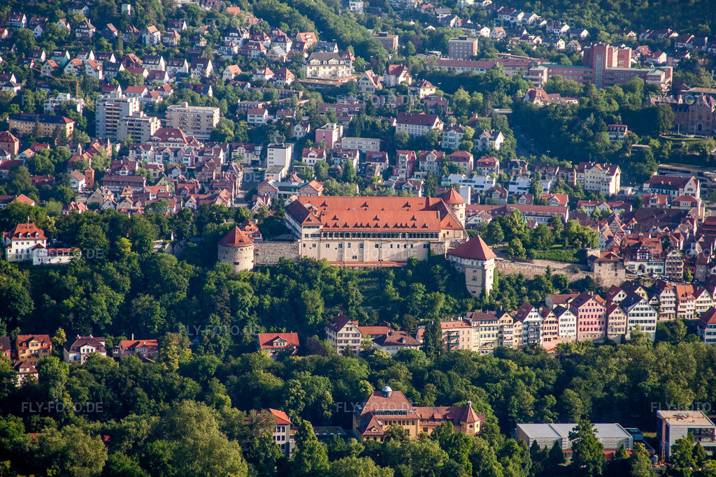 Luftbild: Burganlage des Schloß Schloss Hohentübingen mit Museum Alte Kulturen | in Tübingen im Bundesland Baden-Württemberg in Deutschland. Foto: IMG_67711.jpg vom 09.06.2014 durch Werner Riehm/FLY-FOTO.de
