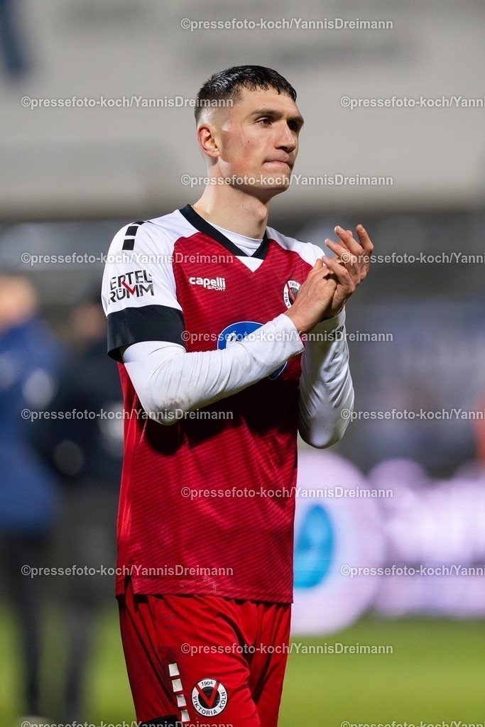xYDR28022502099 | 28.02.2025, xydrx, Fußball, Viktoria Köln - 1.FC Saarbrücken, 3.Liga, Sportpark Höhenberg, Saison 2024 2025: Christoph Greger (Viktoria Köln #15) enttäuscht nach der Niederlage. DFB regulations prohibit any use of photographs as image sequences and or quasi-video.
