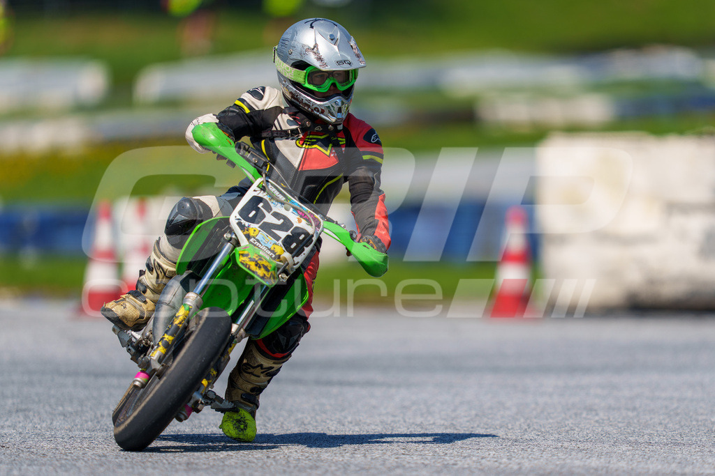 G-Cup + Supermoto Staatsmeisterschaft + Hungarian Supermoto Championship | GRIPcapture steht für authentische Sportfotografie in Österreich – für Momente, die mehr sind als Geschwindigkeit oder Ergebnis. Es geht um Emotion, Spannung, Fokus und den Augenblick, der oft nur einen Wimpernschlag dauert.Ob Motorsport, Teamsport oder 
