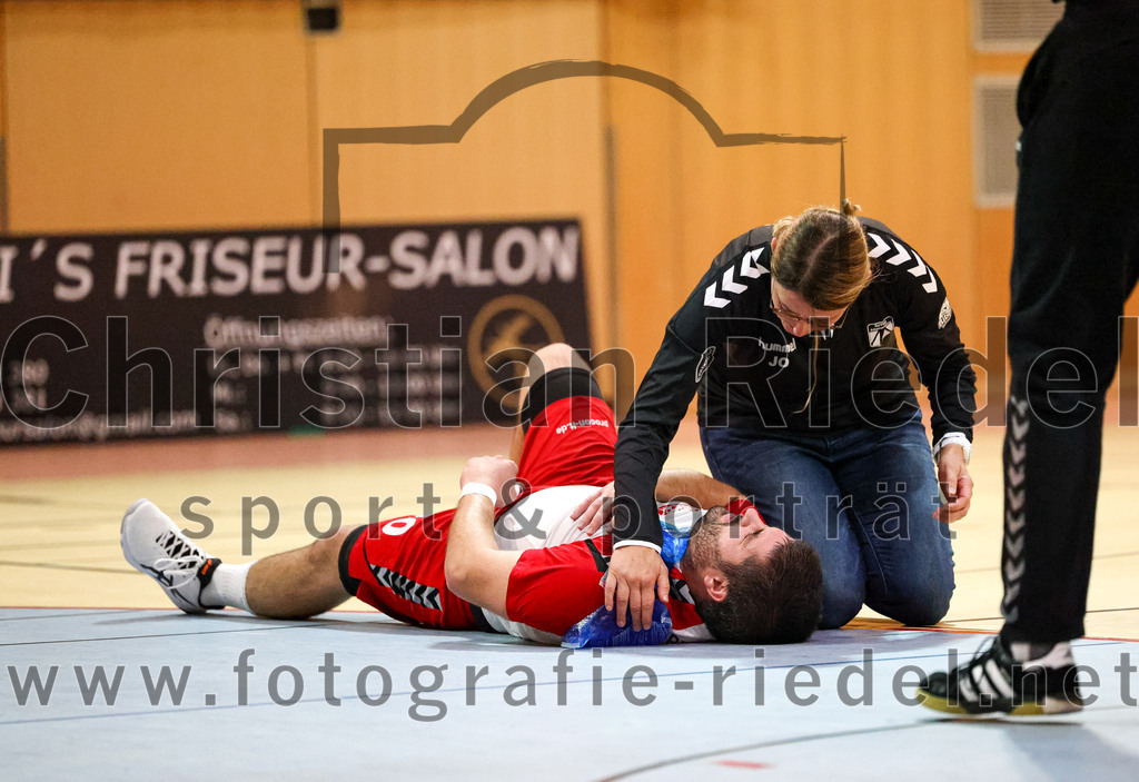 2022-10-08_093_SpVgg_Altenerding_gegen_ASV_Dachau | Erding, Deutschland, 08.10.2022:
Handball, Bezirksoberliga Männer 2022 / 2023, 4. Spieltag, SpVgg Altenerding gegen ASV Dachau, Endergebnis: 23:23

Christian Loris (SpVgg Altenerding, #10), Physio Jana Otto (Spvgg Altenerding)

Foto: Christian Riedel / fotografie-riedel.net