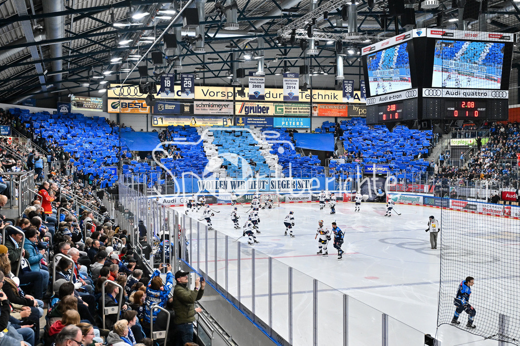 ERC Ingolstadt - EHC RB München | INGOLSTADT, GERMANY - 27. MAERZ: Fans der Hausherren machen zu Spielbeginn eine Choreo vor dem Match zwischen dem ERC Ingolstadt und dem EHC RB München bei Spiel 2 des DEL Playoff Viertelfinales in der Saturn Arena