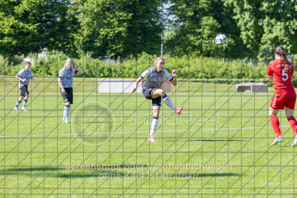 20250501_104322_0229 | #,1.FC Donzdorf II (rot) vs.1.Göppinger SV (weiß), Fussball, Frauen-Bezirkspokal Halbfinale Saison 2024/2025, Rasenplatz Lautertal Stadion, Süßener Straße 16, 73072 Donzdorf, 01.05.2025 - 10:30 Uhr,Foto: PhotoPeet-Sportfotografie/Peter Harich