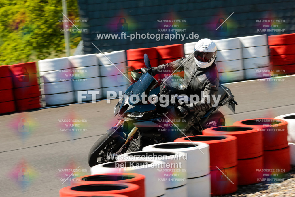 Moto-TeamOBK-22298 | Hier findet Ihr Bilder von Touristenfahrten auf der Nürburgring Nordschleife oder von anderen Veranstaltungen die ich besucht habe. Viel Spass beim Durch Schauen 