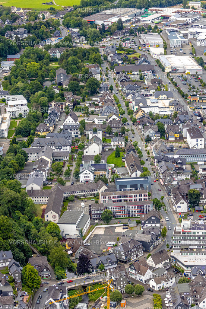BadBerleburg240710112 | Luftbild, Johannes-Althusius-Gymnasium, Amtsgericht und Polizeiwache, St. Marien Kirche, Poststraße Bundesstraße B480, Bad Berleburg, Wittgensteiner Land, Nordrhein-Westfalen, Deutschland