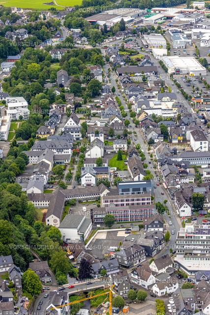 BadBerleburg240710112 | Luftbild, Johannes-Althusius-Gymnasium, Amtsgericht und Polizeiwache, St. Marien Kirche, Poststraße Bundesstraße B480, Bad Berleburg, Wittgensteiner Land, Nordrhein-Westfalen, Deutschland