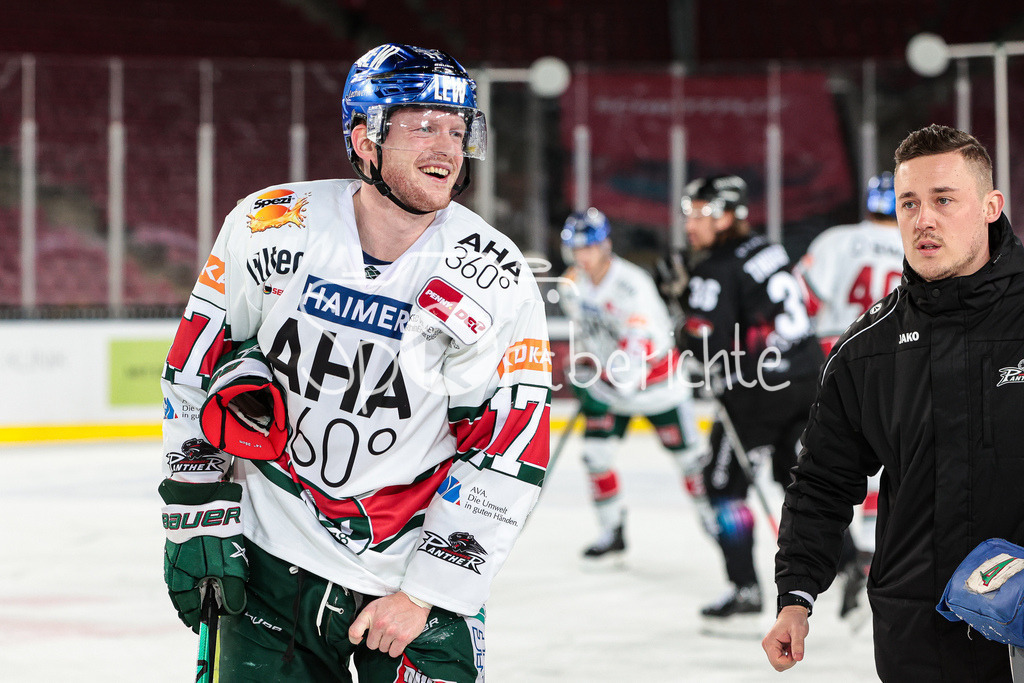 Kölner Haie - Augsburger Panther | Der getroffene Ryan KUFFNER (AEV #17) geht vom Eis