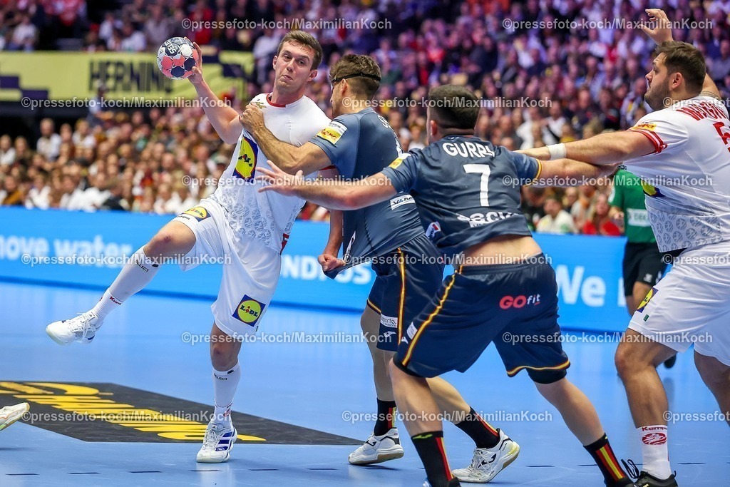 EHF17012601013 | 17.01.2026, Handball, Men's EHF EURO 2026, Österreich - Spanien, Jyske Bank Boxen in Herning, Dänemark, Preliminary Round:  Mykola Bilyk (Austria #53) im Zweikampf gegen   Antonio Serradilla Cuenca (Espania #05)  Jan Gurri Aregay (Espania #07) 