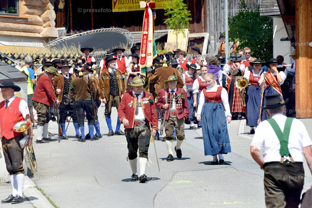 VORABIMPRESSION-news-2022-Juli24-Bezirksschuetzenfest-Elbigenalp-D8-WTV_3669 | Info aus dem Bezirk Reutte/Ausserfern Tirol sowie eine umfangreiche Bilddatenbank über die gesamte Region: Lechtal, Talkessel Reutte, Tannheimertal, Zwischentoren. Lech, Plansee, Zugspitze, Grenztunnel, B179, Fernpassstraße, Verkehr, Lawinen, Tradition, - Realisiert mit Pictrs.com