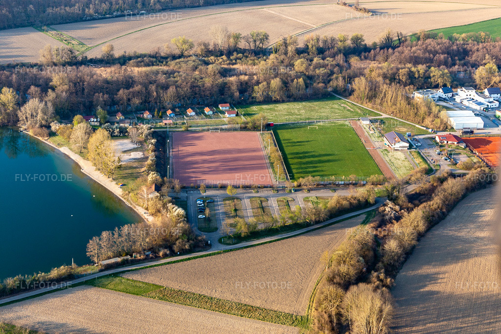 Luftbild: Fussballplatz in Neuburg am Rhein im Bundesland Rheinland-Pfalz in Deutschland. Foto: IMG_131003.jpg vom 22.03.2022 durch Werner Riehm/FLY-FOTO.de