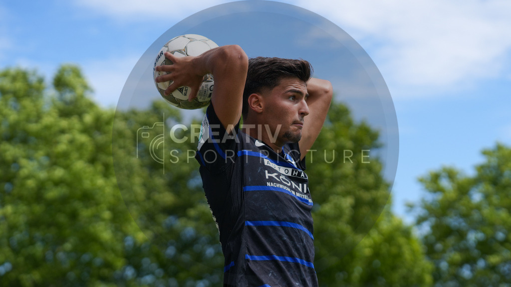 Fußball, Herren, Saison 2025/2026, 3. Luckenwalder Turmpokal, Werner-Seelenbinder-Stadion Luckenwalde, Spiel: FSV 63 Luckenwalde vs. Hertha BSC U19,  | Fußball, Herren, Saison 2025/2026, 3. Luckenwalder Turmpokal, Werner-Seelenbinder-Stadion Luckenwalde, Spiel: FSV 63 Luckenwalde vs. Hertha BSC U19, Im Bild: Elyas Bagci (Hertha U19) beim Einwurf - Realisiert mit Pictrs.com