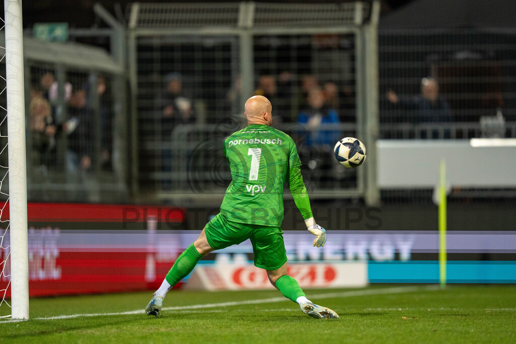 SV Stuttgarter Kickers vs. SGV Freiberg, Fussball, WFV-Pokal, Viertelfinale, 17.03.2026 | Felix Dornebusch (SV Stuttgarter Kickers, #01) mit einer Parade,SV Stuttgarter Kickers vs. SGV Freiberg, Fussball, WFV-Pokal, Viertelfinale, 17.03.2026Foto: photosbyphips/Philip Ziegler
