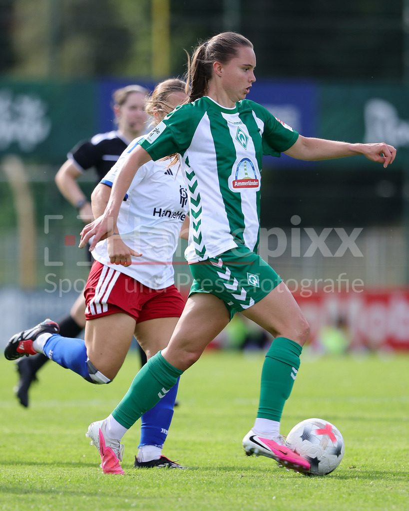 Fussball, Testspiel Frauen, SV Werder Bremen - Hamburger SV | v.li.: Lilli Purtscheller (SV Werder Bremen, 7) am Ball, Einzelbild, Ganzkörper, Aktion, Action, Spielszene