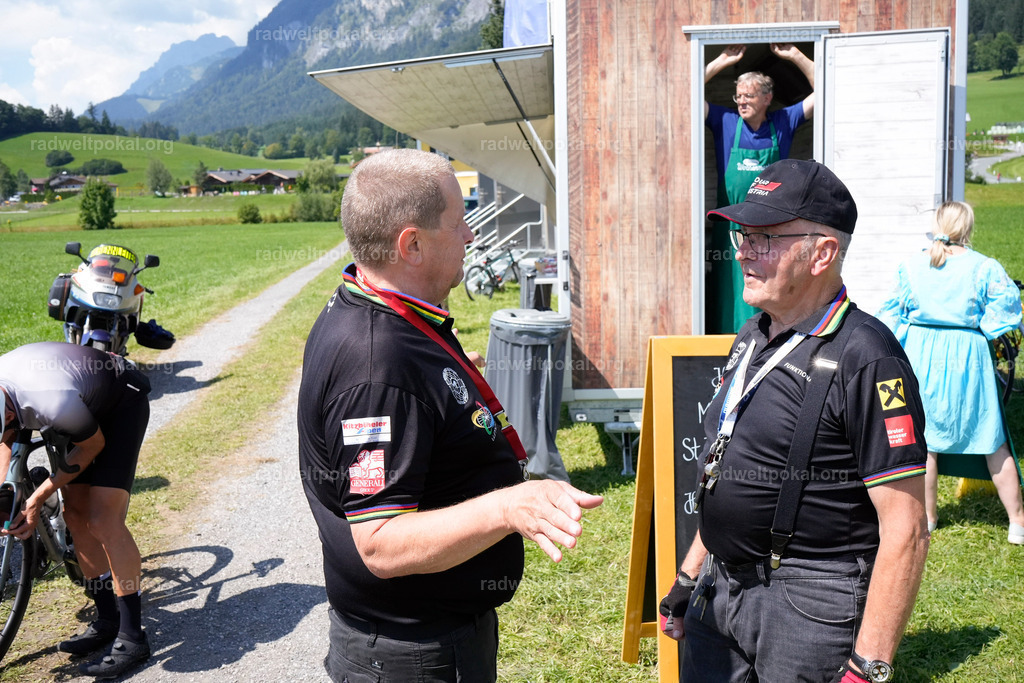 155_20230817_Bewerb_Maenner_Muehlanger | AUT - OESTERREICH, 2023-08-16: SPORT RENNRAD-FAHREN - 55. INTERNATIONALER RADWELTPOKAL IN ST. JOHANN IN TIROL  - Vintage-Radrennen mit WM-Bronze-Medaillen-Siegerin Christina Schweinberger, den Teilnehmer und Alexander Baumann (vom Orginastions-Team) - TAG 2 BEWERB MAENNER IN SECHS GRUPPEN  ; Foto: Roland Muehlanger