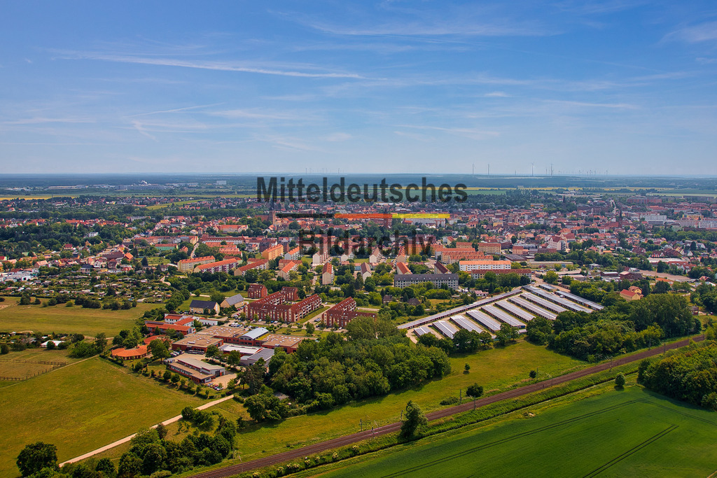 Burg-Jerichower-Land-Luftbild-Sachsen-Anhalt_4114 | Die Luftaufnahme zeigt Burg mit seiner historischen Innenstadt, den markanten Kirchen und erhaltenen Teilen der früheren Stadtbefestigung. Besonders die Kirchtürme und der Wehrturm setzen weithin sichtbare Akzente im Stadtbild. Aus der Vogelperspektive wird die gewachsene Struktur der Kreisstadt im Jerichower Land deutlich. - Realisiert mit Pictrs.com