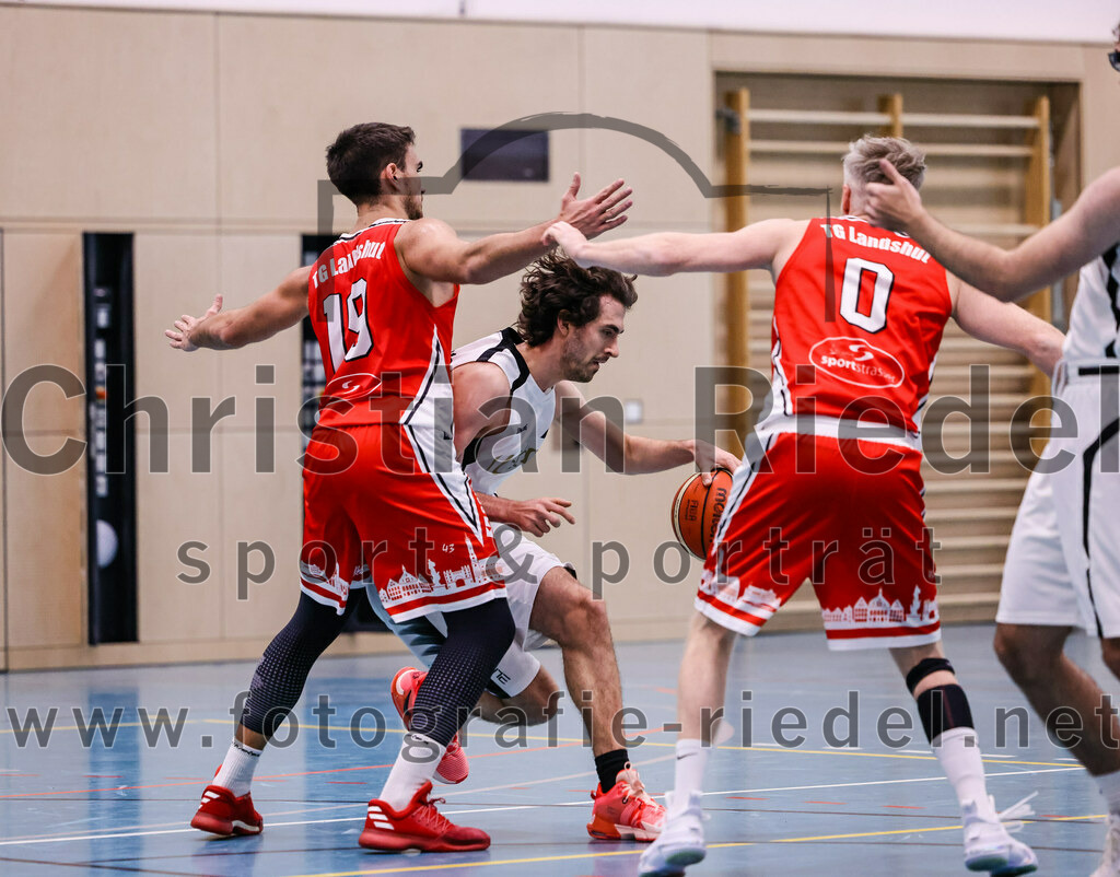 2022-12-03_097_TSV_Vaterstetten_gegen_TG_Landshut | Vaterstetten, Deutschland, 03.12.2022:
Basketball, Bayernliga Herren Südost 2022 / 2023, 7. Spieltag, TSV Vaterstetten gegen TG Landshut, Endergebnis: 71:78

 (TG Landshut, #19), Luca Maurice Kohll (TSV Vaterstetten, #7), Christoph Hüttenkofer (TG Landshut, #0)

Foto: Christian Riedel / fotografie-riedel.net