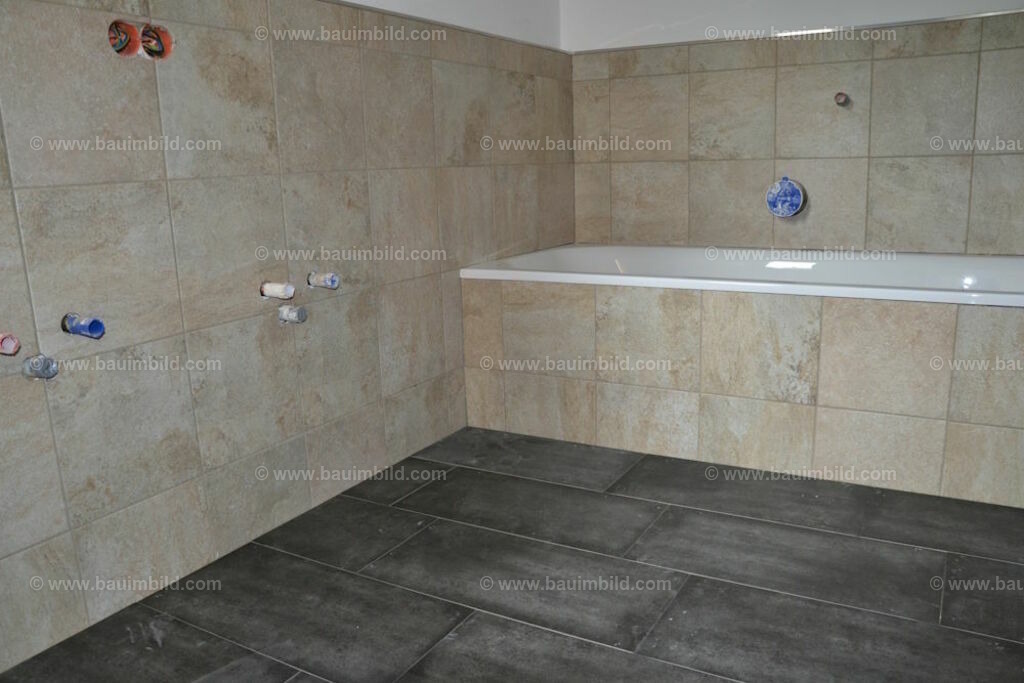 bib-lg21-fliesenlegerarbeiten-0076 | Nach LV-Leistungsgruppen sortierte Detailfotos über den Bau eines Hauses. Alle Hausbau-Bilder direkt vom Urheber und Autor der Website Haus-Selber-Bauen.com