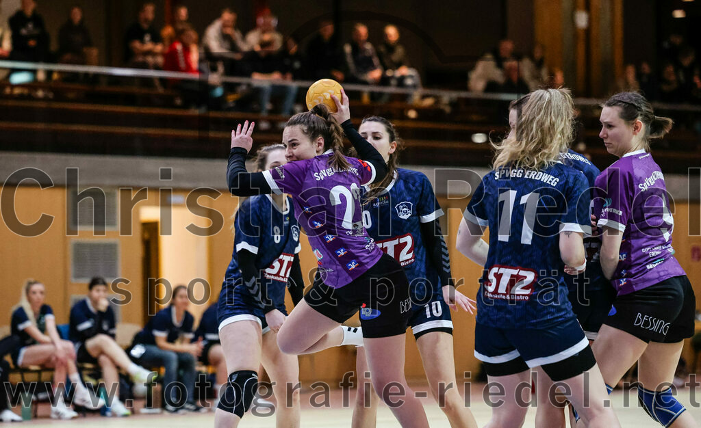 2024-02-03_017_SpVgg_Altenerding_gegen_SpVgg_Erdweg | Erding, Deutschland, 03.02.2024:
Handball, Bezirksoberliga Frauen Altbayern 2023 / 2024, 13. Spieltag, SpVgg Altenerding gegen SpVgg Erdweg, Endergebnis: 25:21

Johanna Taubmann (SpVgg Altenerding, #22), Christina Baumann (SpVgg Erdweg, #10), Gesine Buchner (SpVgg Erdweg, #11), Julia Kranich (SpVgg Altenerding, #9)

Foto: Christian Riedel / fotografie-riedel.net