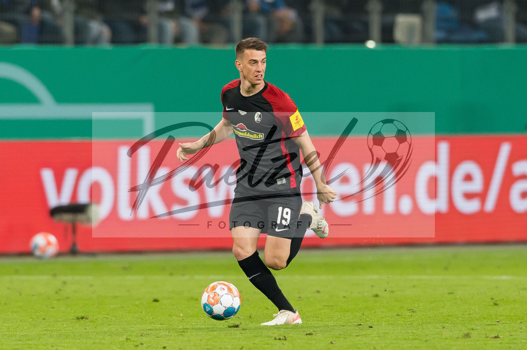 HSVSCF20220419_188 | Fussball, Herren: Janik Haberer (SC Freiburg) in Aktion, am Ball, Einzelaktion beim DFB-Pokal-Halbfinalspiel zwischen Hamburger SV und SC Freiburg im Volksparkstadion am 19.04.2022 in Hamburg, Deutschland.DFB / DFL REGULATIONS PROHIBIT ANY USE OF PHOTOGRAPHS AS IMAGE SEQUENCES AND/OR QUASI-VIDEO. - Realisiert mit Pictrs.com