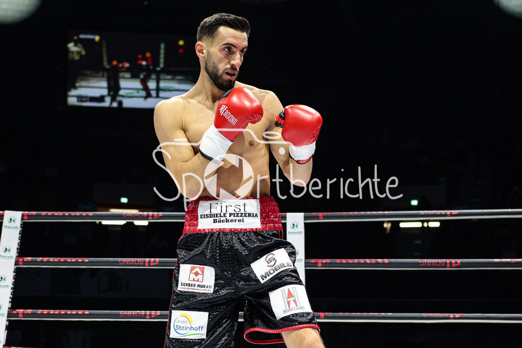 Profi - Box - Gala / Main Event | Kushtrim TAHIRUKAJ (rot schwarze Hose) in seinem Kampf gegen Nika GAVAJAVA (schwarze Hose)