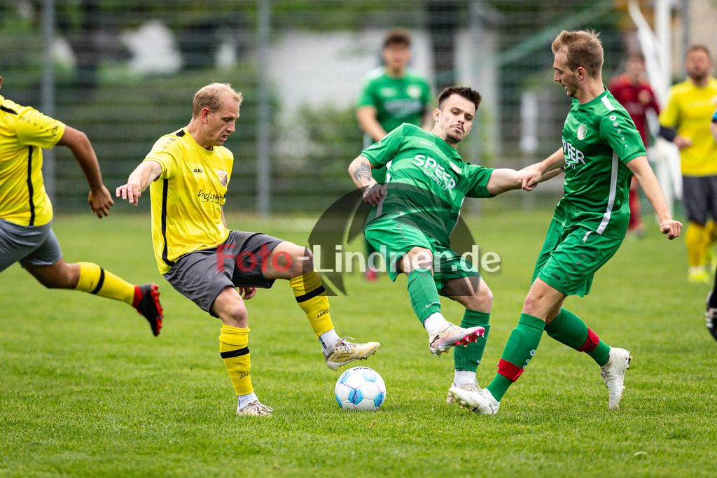 FC Seeshaupt gegen SV Bernried | Fußball A-Klasse Herren Oberbayern Zugspitze Gruppe 5 2025/26, FC Seeshaupt gegen SV Bernried, 20250504,Zweikampf,2025-05-04 in Seeshaupt (Sportplatz Seeshaupt Platz 1), Benedikt ISCHWANG (SV Bernried 6), Andrej STEVKO (FC Seeshaupt 9)Copyright: WolfgangxLindner www.foto-lindner.de