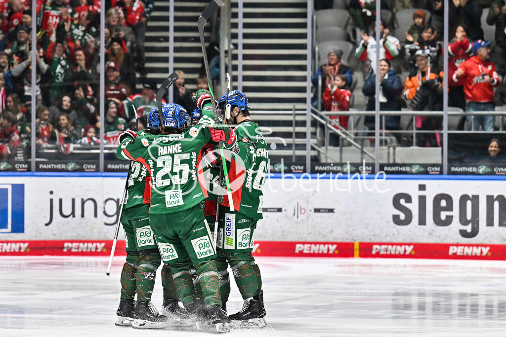 Augsburger Panther - Grizzlys Wolfsburg | AUGSBURG, GERMANY - 15. MARCH: Jubel der Panther nach dem Treffer zum 3-4 durch T. J. TREVELYAN (Augsburger Panther 24) / Tor / Torschuetze / Freude / Happy während dem Match zwischen den Augsburger Panthern und den Grizzlys Wolfsburg am 52. Spieltag der Penny DEL im Curt Frenzel Stadion
