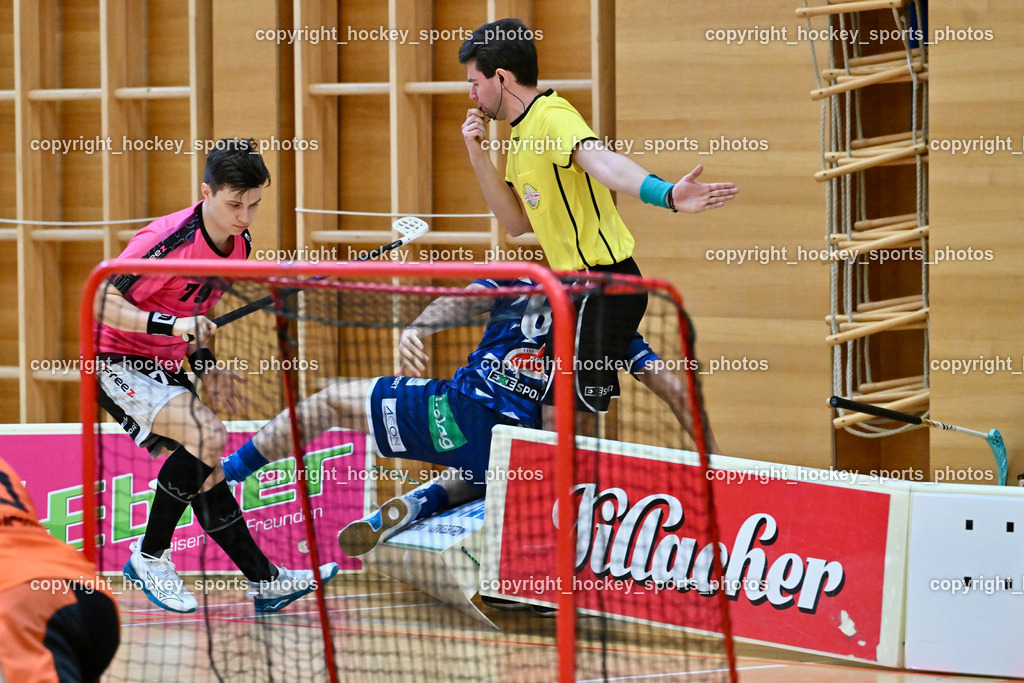 VSV Unihockey vs. Wiener Floorballferein 6.4.2024 | #79 Christopher Langer Wiener Floorballverein, #66 Jakob Rainer VSV Unihockey, Christoph Gruber Referee, VSV Unihockey vs. Wiener Floorballferein 6.4.2024, VSV Unihockey vs. Wiener Floorballferein  am 06.04.2024 in Villach (Ballspielhalle St. Martin), Austria, (Photo by Bernd Stefan)