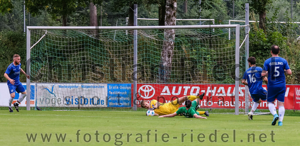 2023-08-04_068_FC_Forstern_gegen_FC_Langengeisling_II | Forstern, Deutschland, 04.08.2023:
Fußball, Kreisklasse 2023 / 2024, 1. Spieltag, FC Forstern gegen FC Langengeisling II, Endergebnis: 2:1

Tobias Keserü (FC Forstern, #6), Torwart Christian Bernhardt (FC Langengeisling, #1), Severin Stenzel (FC Langengeisling, #16), Ferdinand Zink (FC Langengeisling, #5)

Foto: Christian Riedel / fotografie-riedel.net