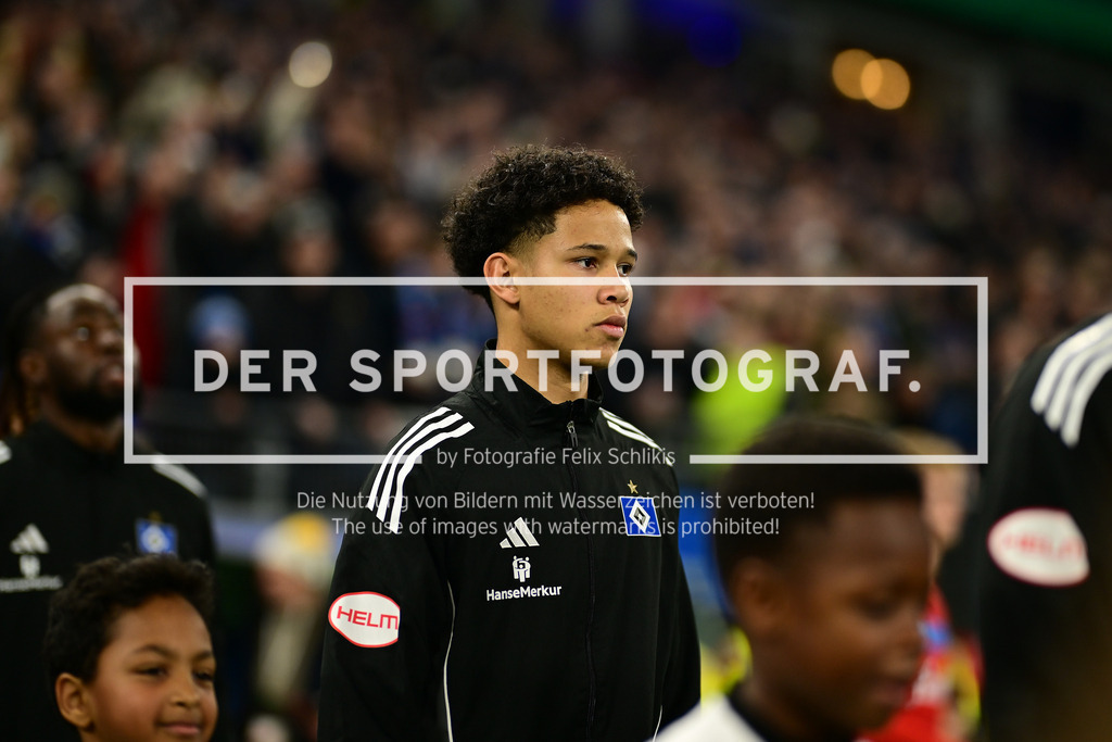 Fußball I Herren I Saison 2025-2026 I DFB-Pokal I Achtelfinale I Hamburger SV - Holstein Kiel I 38240 | Porträt, Portrait, Einzelfoto, Freisteller, Einzelbild, Cut-out, isoliertes Motiv, Sportaufnahme, Nahaufnahme, freigestellt, freigestellte Aufnahme, Aufnahme, Einzeln: Alexander Rossing-Lelesiit (38, Hamburger SV) - Realisiert mit Pictrs.com