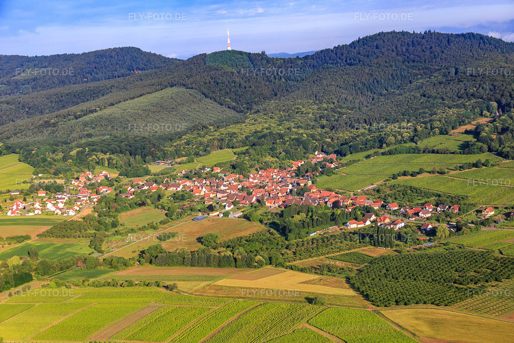 Luftbild: Dorfansicht aus Osten am Vogesenhang mit Col de Pigeonnier in Rott im Bundesland Bas-Rhin in Frankreich. – Foto: IMG_089948.jpg vom 26.06.2016 durch Werner Riehm/FLY-FOTO.de – Auflösung des Originals: 5472 x 3648 px