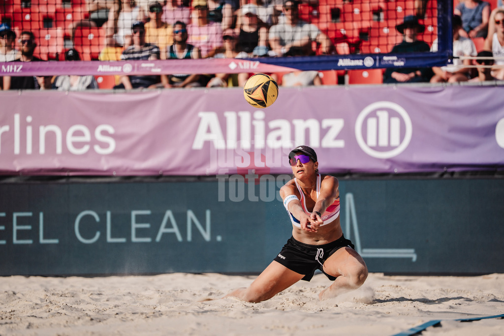 Beachvolleyball | Frauen | Allianz German Beach Tour 2025 | Tourstop Bremen | 14.06.2025 | Leonie Klinke nimmt den Ball an