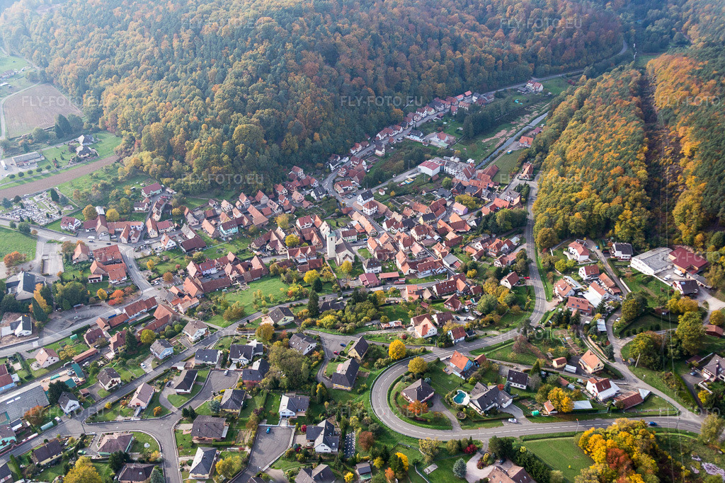 Vue aérienne: Champs agricoles et terres arables à Rothbach dans le département Bas Rhin, France – .Photo: IMG_084803.jpg prise le 24/10/2015 par Werner Riehm/FLY-FOTO.eu – Résolution de l'original: 5472 x 3648 px