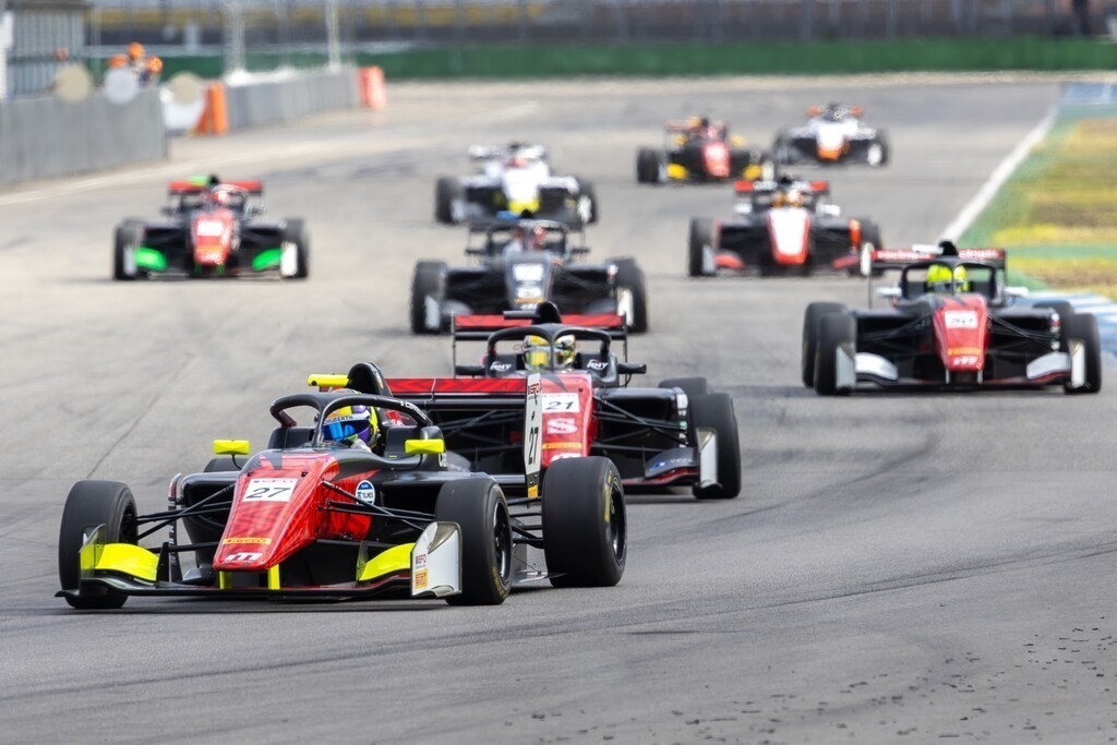Euroformular Open 2026 am Hockenheimring | Euroformular Open 2026 am Hockenheimring***Rennen 1, Jesse Carrasquedo (Mexiko), Motopark, liegt in Führung - Realisiert mit Pictrs.com