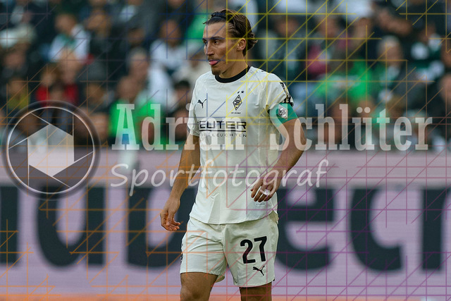 Borussia Mönchengladbach vs Eintracht Frankfurt - Bundesliga  | Mönchengladbach, Deutschland, 27.09.25:   Rocco Reitz (Borussia Mönchengladbach) schaut waehrend des Spiels der Bundesliga zwischen Borussia Mönchengladbach vs Eintracht Frankfurt im Stadion im Borussia Park(Foto von Brauer-Fotoagentur / Adrian Schlueter)