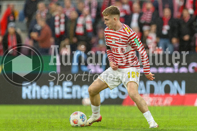 1. FC Köln vs Hamburger SV - 1. Bundesliga  | Köln, Deutschland, 02.11.25:   Isak Johannesson (1. FC Köln) in Aktion am Ball, Einzelaktion waehrend des Spiels der Bundesliga zwischen  1. FC Köln vs Hamburger SV in der RheinEnergieStadion(Foto von Brauer-Fotoagentur / Adrian Schlueter)