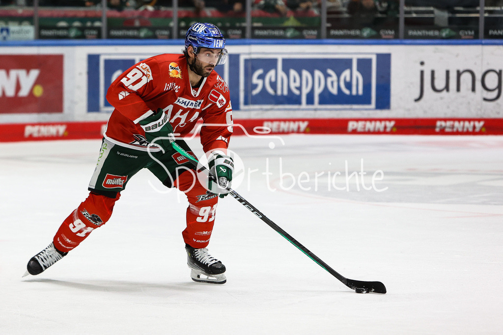 Augsburger Panther - Straubing Tigers | Luke ESPOSITO (AEV #91) am Puck / Freisteller / Einzelfoto